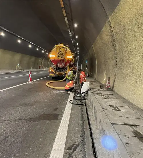 福贡隧道排水渠清淤